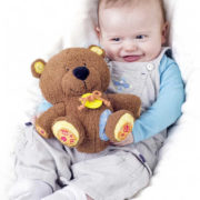 NINY PLYŠ Baby medvídek Matahi 21cm mazlící chrastítko s klipem pro miminko