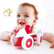 HAPE DŘEVO Baby roadster mini červené autíčko s řidičem pro miminko