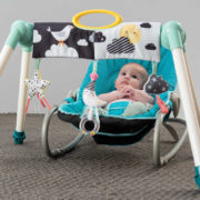 TAF TOYS Baby hrazda na cesty Měsíček set se 3 hračkami pro miminko