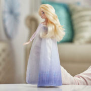 HASBRO Panenka Elsa Frozen 2 (Ledové království) zpívá na baterie Světlo Zvuk