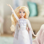 HASBRO Panenka Elsa Frozen 2 (Ledové království) zpívá na baterie Světlo Zvuk