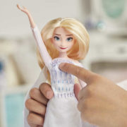 HASBRO Panenka Elsa Frozen 2 (Ledové království) zpívá na baterie Světlo Zvuk