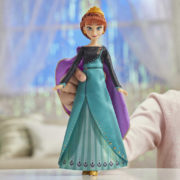 HASBRO Panenka Anna Frozen 2 (Ledové království) zpívá na baterie Světlo Zvuk