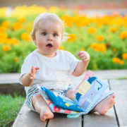 TAF TOYS Baby knížka textilní s aktivitami Co dělá Paul? pro miminko