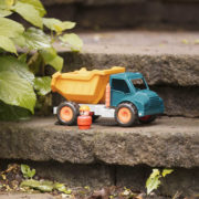 B-TOYS Baby autíčko nákladní sklápěčka Vroom set s figurkou řidiče