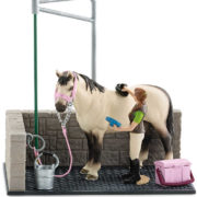 SCHLEICH Mycí kout pro koně herní set s koníkem a ošetřovatelkou plast