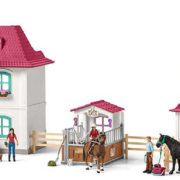 SCHLEICH Dům velký herní set se stájí s figurkami a koníky 70 dílků plast