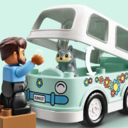 LEGO DUPLO Rodinný karavan 10946 STAVEBNICE