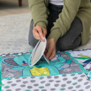 INFANTINO Baby deka hrací MAXI senzorická 122x122cm pro miminko