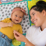 INFANTINO Baby deka hrací MAXI senzorická 122x122cm pro miminko