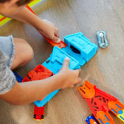 MATTEL HOT WHEELS Track Builder zrychlovač na baterie rozšíření k dráze