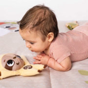 TINY LOVE Baby lenochod Boho Chic chrastící na baterie Zvuk pro miminko