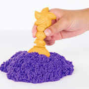 SPIN MASTER Kinetic sand Fialový 450g tekutý písek s podložkou a nástroji