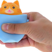 Kočka strečová pop up v mačkacím hrníčku dětská žertovinka 3 barvy plast