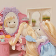 Sylvanian Families Kadeřnický salon pro poníky herní set s poníkem Sally a doplňky