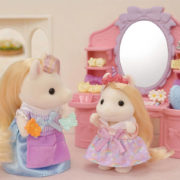 Sylvanian Families Kadeřnický salon pro poníky herní set s poníkem Sally a doplňky