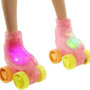 MATTEL BRB BARBIE Panenka na bruslích ve světě her svítící na baterie Světlo