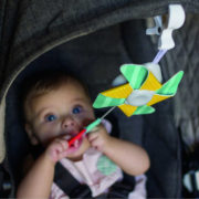 TAF TOYS Baby větrník kousátko na kočárek s klipem pro miminko