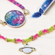 Náramky a náhrdelník třpytivé dětský kreativní set s korálky a doplňky