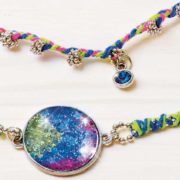 Náramky a náhrdelník třpytivé dětský kreativní set s korálky a doplňky