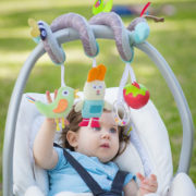 TAF TOYS Baby spirála textilní na kočárek chrastítko kousátko pro miminko