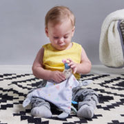 TAF TOYS Baby Muchláček měsíček kapesníček s uzlíky s kousátkem pro miminko