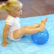 LUDI Baby míček senzorický modrý s výstupky relaxační balonek pro miminko