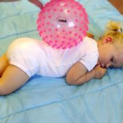 LUDI Baby míček senzorický růžový s výstupky relaxační balonek pro miminko