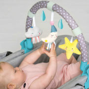 TAF TOYS Baby Hrazdička měsíček s chrastícími hračkami pro miminko