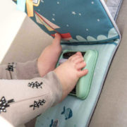 TAF TOYS Baby pult hrací závěsný Severní pól do auta pro miminko